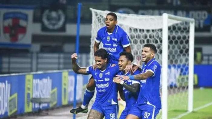 SELEBRASI - Ramon Tanque (kiri) dan Uilliam Barros (melompat) saat merayakan gol ke gawang Madura United, di GBLA, Kamis (26/2/2026). Persib menang 5-0 dan posisinya di puncak klasemen aman.