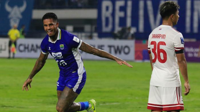 SELEBRASI - Penyerang Persib Bandung asal Brasil, Ramon Tanque melakukan selebrasi setelah berhasil mencetak gol ke gawang Bangkok United di Stadion Gelora Bandung Lautan Api (GBLA) pada matchday keenam AFC Champions League Two (ACL 2) 2025/2026, Rabu (10/12/2025). Gol tunggalnya membawa Persib Bandung lolos ke babak 16 besar sebagai juara grup.