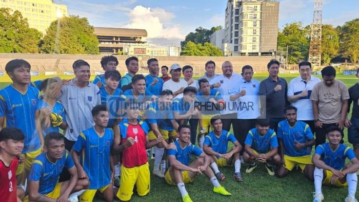 NONTON: Gubernur Sulawesi Utara, Yulius Selvanus Komaling (YSK), menonton langsung pertandingan persahabatan antara Persma Manado melawan PS Kuda Laut Belang di Stadion Klabat Manado, Sabtu (17/1/2026)