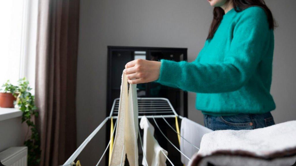 Ilustrasi menjemur di dalam rumah.