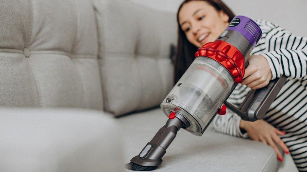 Ilustrasi menggunakan vacuum cleaner