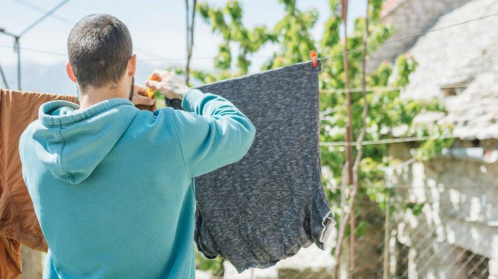 Ilustrasi menjemur di bawah sinar matahari.