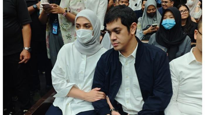 Sidang putusan perkara perkara dugaan korupsi tata kelola minyak mentah dan produk kilang pada PT Pertamina periode 2018-2023 kembali digelar di Pengadilan Tindak Pidana Korupsi Jakarta Pusat, Kamis malam (27/2/2026). Kerry Adrianto Riza disambangi istri dan kerabat dekat.