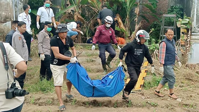TEMUAN JASAD - Polisi saat melakukan proses evakuasi terhadap dua jasad perempuan yang ditemukan di bekas asrama Polri Jombang Desa Rejoagung, Kecamatan Ploso, Kabupaten Jombang, Jawa Timur, Rabu (25/2/2026). Juga ditemukan botol diduga berisi BBM.