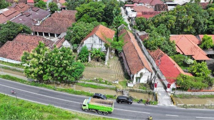 DARI ATAS - Tampak pantauan dari atas lokasi bekas asrama Polri di Desa Rejoagung, Kecamatan Ploso, Kabupaten Jombang, Jawa Timur yang menjadi Tempat Kejadian Perkara (TKP) penemuan jasad ibu dan anak, Kamis (26/2/2026). Gedung sudah tidak aktif sejak 2014.