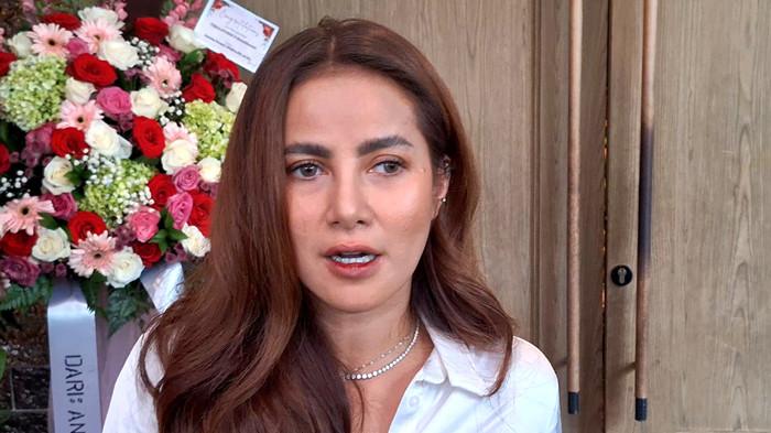 DIHUJAT- Olla Ramlan ketika ditemui di kawasan SCBD, Kebayoran Baru, Jakarta Selatan, Selasa (16/9/2025) menjawab soal hujatan netizen dirinya ada di klub malam dan sedang jadi DJ.