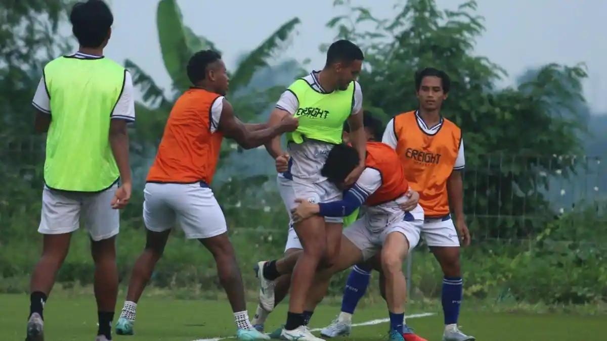 Latihan - Suasana latihan PSIS Semarang di Lapangan POJ Semarang, Rabu (25/2/2026). Pemain asing Rafinha dan Aldair Simanca sempat bersitegang saat sesi game.