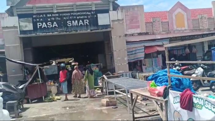 Suasana di depan Pasar Smart Pasangkayu setelah diterjang angin puting beliung, Jumat (27/2/2026)