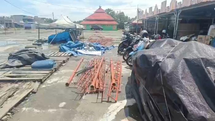 Suasana di depan Pasar Smart Pasangkayu setelah diterjang angin puting beliung
