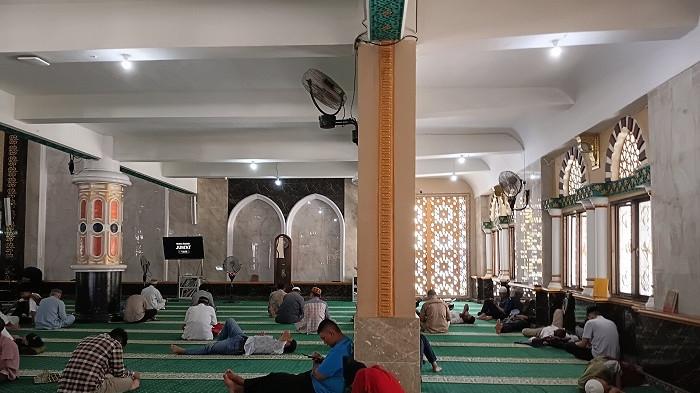 Melihat Aktivitas Siang Hari di Masjid Agung An-nuur