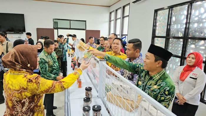 Bupati Balangan, Abdul Hadi meninjau galeri dekranasda