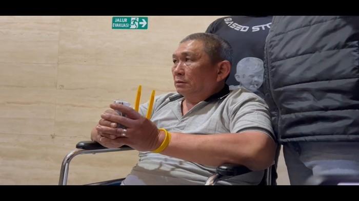 KO ERWIN DITANGKAP - Buronan kasus narkotika eks Kapolres Bima Kota AKBP Didik Putra Kuncoro, Erwin Iskandar alias Ko Erwin tiba di Gedung Bareskrim Polri, Jakarta, Jumat (27/2/2026) siang.