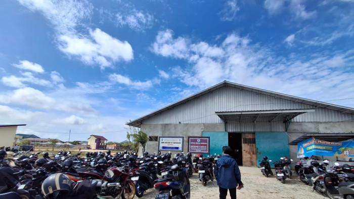 BANGUNAN SMKN 4 TARAKAN - Tampak bagunan gudang dari depan yang disulap menjadi ruang belajar siswa dan siswi SMKN4 Tarakan, Kalimantan Utara.
