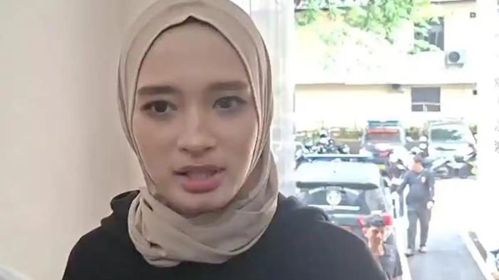 HIDUP BEDAMPINGAN - Inara Rusli menyambangi Polda Metro Jaya pada hari ini, Senin (29/12/2025). Mantan istri Virgoun mengaku siap hidup berdampingan dengan Wardatina Mawa.