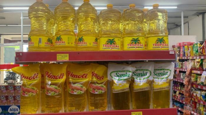 KATALOG PROMO JSM - Deretan merek minyak goreng yang berada di Alfamart, Klodran, Colomadu pada Sabtu (7/2/2026).