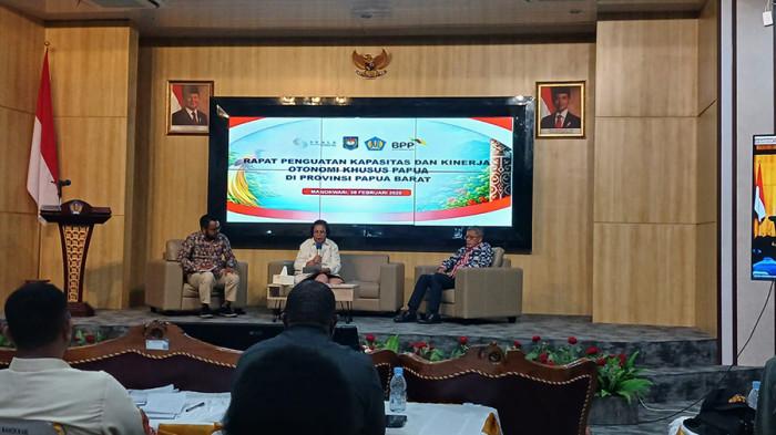 PENGUATAN KAPASITAS - Ketua BP3OKP di Papua Barat, Irene Manibuy (tengah), saat Rapat Penguatan Kapasitas dan Kinerja Otonomi Khusus Papua di Provinsi Papua Barat. Kegiatan berlangsung di Gedung Negara, Manokwari, Kamis (26/2/2026).