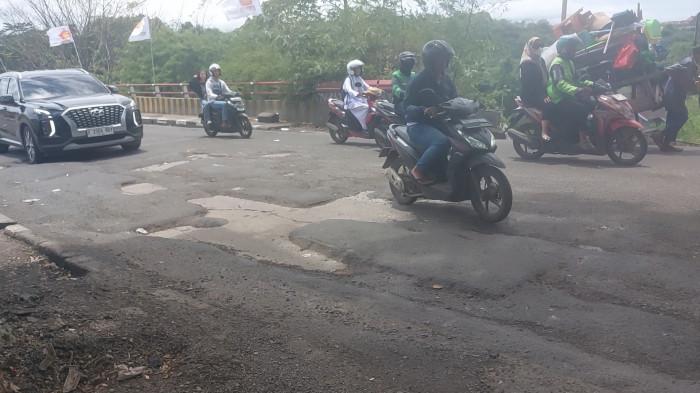 JALAN RUSAK DI KOTA BOGOR - Penampakan jalan rusak di Jalan Abdullah Bin Nuh, Kecamatan Bogor Barat, Kota Bogor, Jumat (6/2/2026).