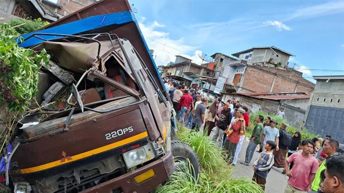 KECELAKAAN - Kecelakaan terjadi di Pante Raya, Kabupaten Bener Meriah, hari ini, Jumat (27/2/2026). Peristiwa tersebut terjadi saat Dump Truck yang membawa bahan bangunan itu melaju kencang dari arah Polres Bener Meriah ke Simpang Pante Raya.