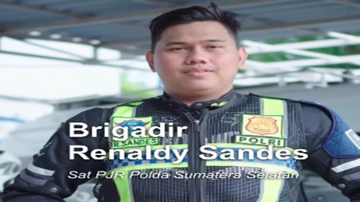 POLISI DIAMUK WANITA - Brigadir Renaldy Sandes,  anggota Sat PJR Polda Sumatera Selatan melaporkan seorang ibu-ibu pengendara mobil yang melanggar aturan saat berhenti di depan halte Sekolah Muhammadiyah, Jalan Jenderal Sudirman, KM 4,5, Palembang.
