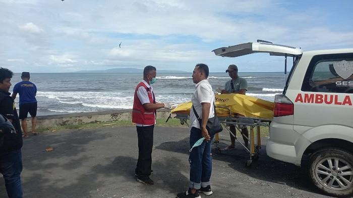 EVAKUASI - Petugas mengevakuasi potongan tubuh yang ditemukan di kawasan pesisir Desa Ketewel, Sukawati, Gianyar, Bali, tepatnya di Muara Sungai Wos Teben, wilayah Banjar Keden, pada Kamis, 26 Februari 2026.