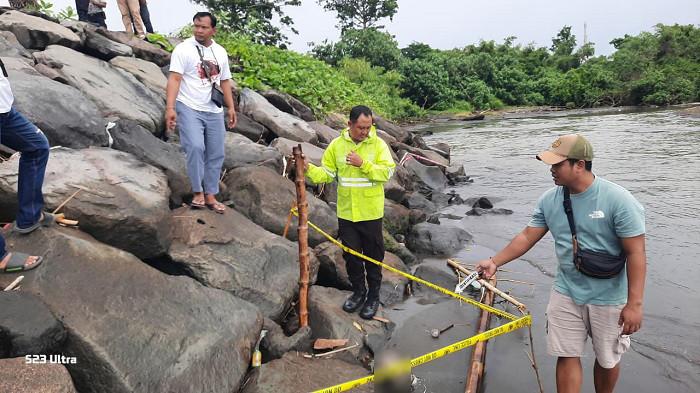 EVAKUASI - Aparat kepolisian melakukan evakuasi terhadap bagian tubuh manusia di Pantai Ketewel, Sukawati, Gianyar, Bali, Kamis 26 Februari 2026.
