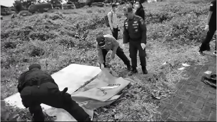 EVAKUASI - Petugas mengevakuasi potongan tubuh yang ditemukan di kawasan pesisir Desa Ketewel, Sukawati, Gianyar, Bali, tepatnya di Muara Sungai Wos Teben, wilayah Banjar Keden, pada Kamis, 26 Februari 2026.