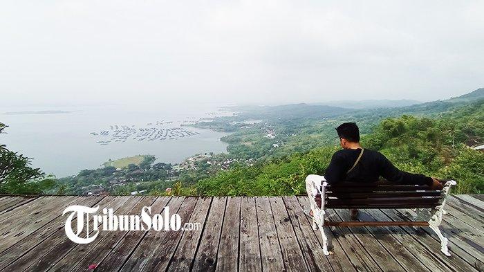 Berwisata ke Watu Cenik di Desa Sendang, pengunjung bisa menikmati indahnya Wonogiri dari ketinggian.