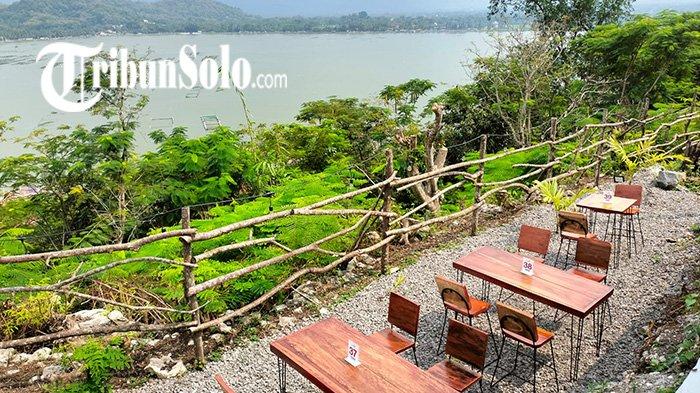 Suasana cafe saat petang di Bukit Sidoguro.