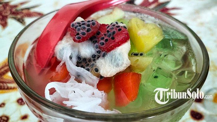 Es warna warni racikan Dody Oktavian di Jalan Ahmad Yani, Kelurahan Cantel Wetan, Kecamatan/Kabupaten Sragen, harganya murah, porsinya jumbo, Sabtu (27/5/2023).