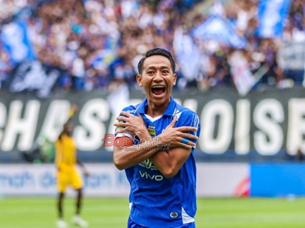 Beckham Putra Nugraha sedang melakukan selebrasi seusai mencetak gol dalam laga pekan ke-17 Super League 2025/2026 antara Persib Bandung versus Persija Jakarta di Stadion Gelora Bandung Lautan Api, Bandung, Jawa Barat, Minggu (11/1/2026).