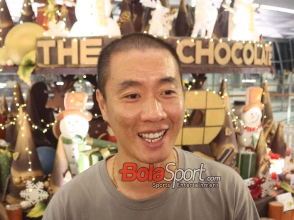 Mantan pelatih kiper timnas Indonesia, Yoo Jae-hoon,  saat tiba di Bandara Soekarno Hatta, Tangerang, Banten, Minggu (26/1/2025).