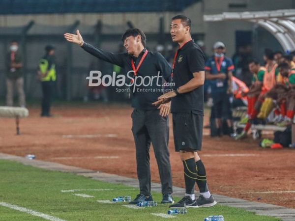 Pelatih timnas Indonesia, Shin Tae-yong (kiri), sedang memberikan arahan kepada para pemainnya dan ditemani asistennya bernama Yoo Jae-hoon (kanan) saat bertanding di Stadion Si Jalak Harupat, Bandung, Jawa Barat, 1 Juni 2022.