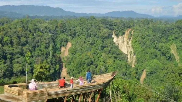 Pengunjung menikmati suasana alam di Taman Panorama Baru Bukittinggi, Sumatera Barat, Sabtu (24/2/2024). Objek wisata yang berada sekitar lima kilometer dari pusat kota tersebut menyajikan wisata alam dan panorama Ngarai Sianok dengan tiket masuk Rp5000 per orang.  ANTARA FOTO/Iggoy el Fitra/tom.