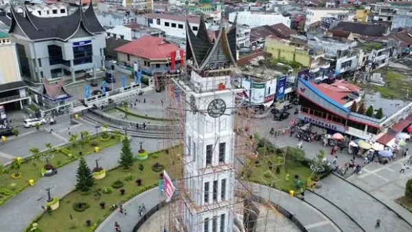 Foto udara pekerja mengecat ulang monumen Jam Gadang di Bukittinggi, Sumatera Barat, Minggu (23/3/2025). Pemkot Bukittinggi mengecat ulang bangunan cagar budaya yang diresmikan pada tahun 1927 itu sekaligus membenahi kawasan pedestrian untuk menyambut kedatangan wisatawan pada momen Lebaran 2025.  ANTARA FOTO/Iggoy el Fitra/rwa.