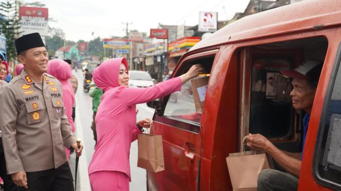 Kapolres dan Bhayangkari Tasikmalay Bagi Takjil
