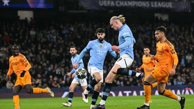SEPAKAN GOL HAALAND - Aksi penyerang Manchester City Erling Haaland saat menjebol gawang Real Madrid pada babak play-off 16 besar Liga Champions di Etihad Stadium, Rabu (12/2/2025) dini hari WIB. (Laman Resmi UEFA).