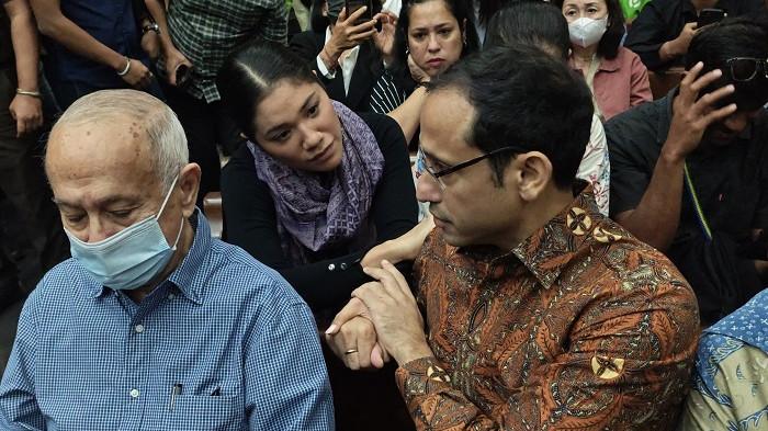SIDANG KASUS CHROMEBOOK - Sidang kasus dugaan korupsi pengadaan Chromebook di Pengadilan Tipikor Jakarta, Senin (9/2/2026). Terdakwa Nadiem Makarim genggam erat tangan istrinya jelang sidang.