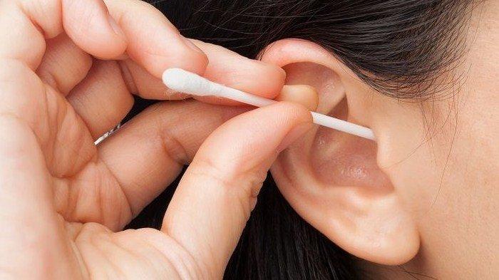 Ilustrasi mengorek kuping dengan cotton bud saat puasa.