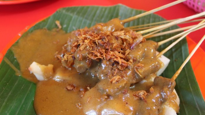 Hidangan sate Padang di Sate Padang Ajo Ramon di Jalan Cikajang, Kebayoran Baru, Jakarta Selatan.