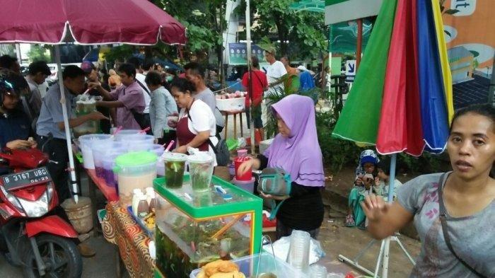 Suasana di depan Pasar Santa, Kebayoran Baru, Jakarta Selatan, pada bulan Ramadhan, Selasa (7/5/2019).