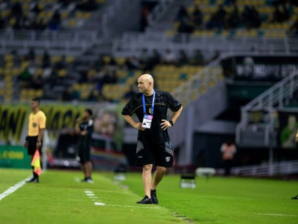 Pelatih Persebaya Surabaya, Bernardo Tavares saat mendampingi tim lawan PSM Makassar pada Selasa (25/2/2026) malam WIB
