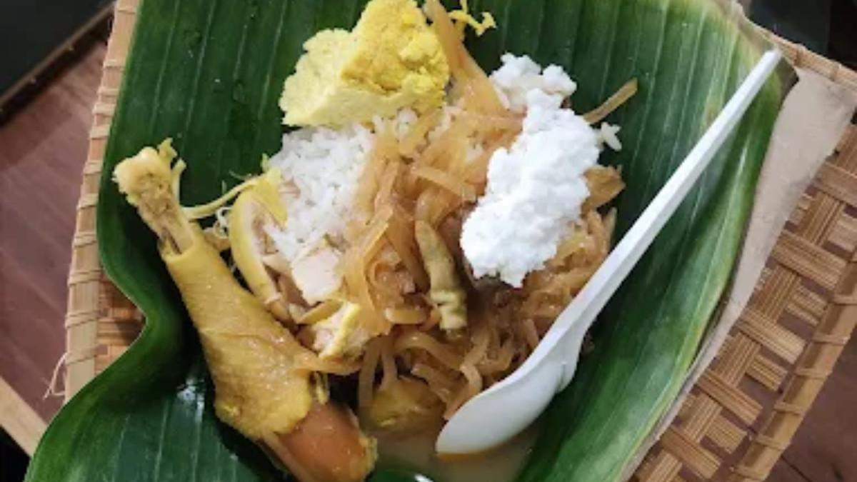 Menu utamanya tentu saja nasi liwet lengkap dengan sayur labu, cabai, areh, dan suwiran ayam.