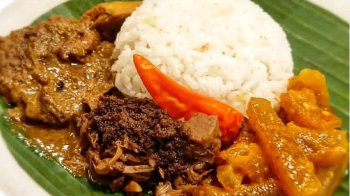 Berdiri sejak tahun 1970, Gudeg Ceker Margoyudan Bu Kasno menjadi salah satu ikon kuliner malam di kota ini.