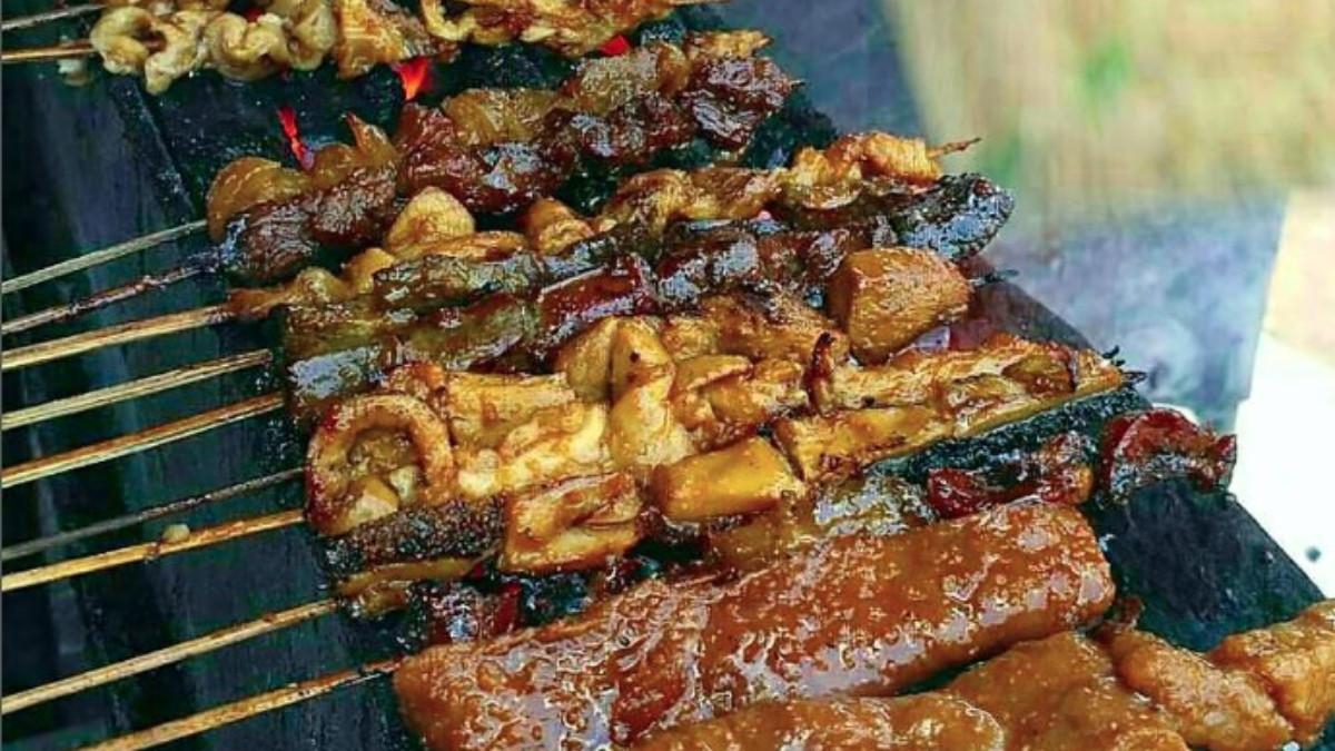 Sate kere menjadi salah satu kuliner khas Solo yang cukup populer.