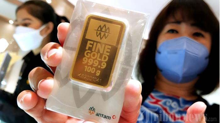 Direktur Utama PT Hartadinata Abadi, Tbk., Sandra Sunanto memperlihatkan emas batangan kepada pengunjung dalam acara pembukaan Hartadinata Abadi Store di Trans Studio Mall (TSM), Jalan Gatot Subroto, Kota Bandung, Jawa Barat, Jumat (25/3/2022). Gerai emas ini memberikan layanan one stop shopping bagi masyarakat Bandung yang ingin membeli produk Hartadinata secara lengkap baik itu perhiasan emas 24K, Kencana, dan emas batangan EmasKITA yang merupakan kerjasama antara Hartadinata dan PT Emas Antam Indonesia (EAI). Selain itu, gerai ini juga menawarkan produk perhiasan emas bertahtakan berlian dengan nama Celine Jewellery yang juga merupakan salah satu merek dari Hartadinata. (TRIBUN JABAR/GANI KURNIAWAN)