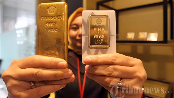 EMAS ANTAM - Pegawai menunjukkan emas Antam yang dijual di Butik Emas Logam Mulia PT. Aneka Tambang (Antam), Medan, Selasa (7/10/2025). Harga emas Antam hari ini tercatat mencapai Rp2.284.000 per gram, naik Rp34.000 dari hari sebelumnya Rp2.250.000 per gram. TRIBUN MEDAN/DANIL SIREGAR