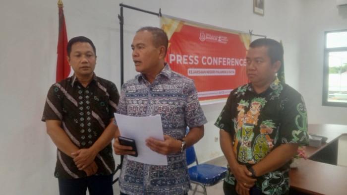 KONFERENSI PERS - Kajari Palangka Raya, Yunardi (tengah) saat melaksanakan konferensi pers pengungkapan kasus dugaan korupsi Pascasarjana UPR, Jumat (27/2/2026).