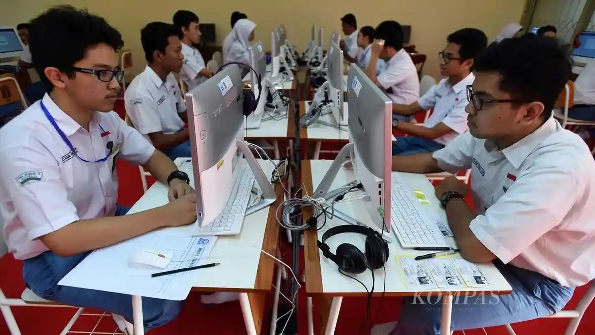 KUNCI JAWABAN BAHASA INDONESIA - Siswa SMA mengikuti ujian nasional berbasis komputer. Berikut kunci jawaban Bahasa Indonesia kelas 11 halaman 154-155 Kurikulum Merdeka, Kegiatan 1 tentang membandingkan dua pamflet pertunjukan drama