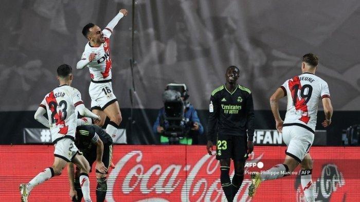 RAYO BERPELUANG MENANG - Gelandang Rayo Vallecano, Alvaro Garcia Rivera (kedua-kiri) merayakan dengan rekan satu timnya setelah mencetak gol ke gawang sang tamu Real Madrid selama pertandingan sepak bola liga Spanyol di Stadion Vallecas, pada November 7, 2022. (Pierre-Philippe Marcou / AFP)