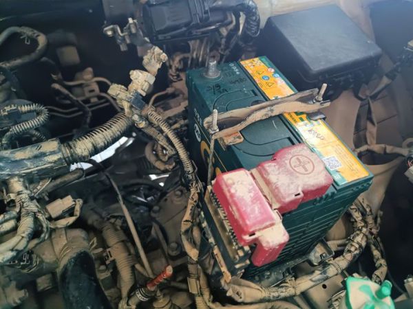 Aki mobil yang terendam banjir